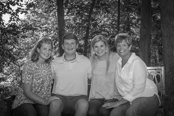 FamilyBench-bw