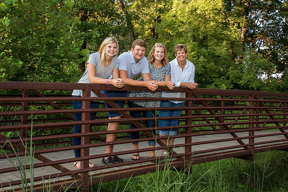 FamilyOnBridge-final